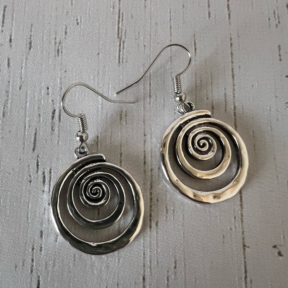 Jewelry - Silver Swirl Earrings